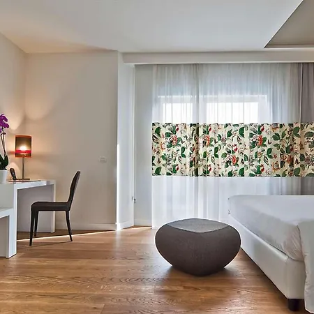 Caravel Hotel