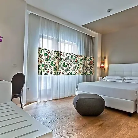 Caravel Hotel