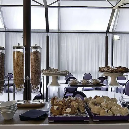 Caravel Hotel