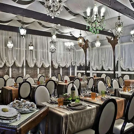 Caravel Hotel 4*